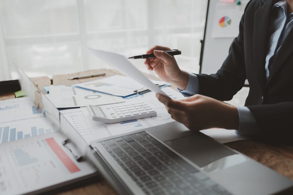 Accountant,calculating,numbers,on,calculator,,auditor,is,working,on,accounting